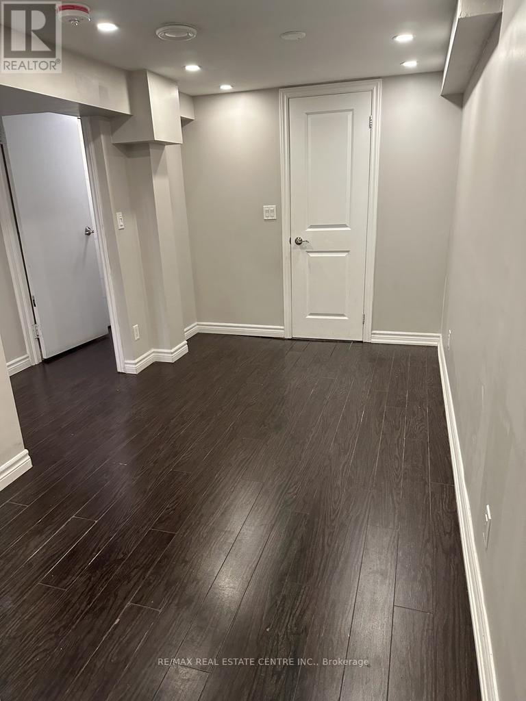 2349 Whaley Dr Drive, Mississauga, Ontario  L5B 2B3 - Photo 7 - W12972910