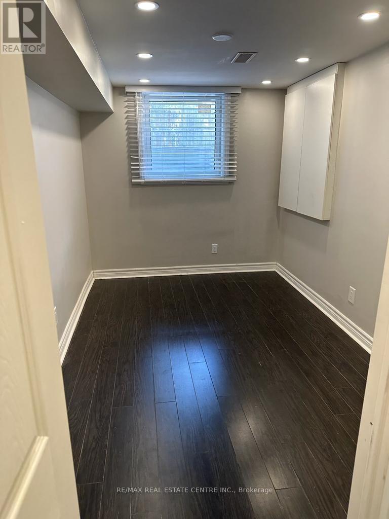 2349 Whaley Dr Drive, Mississauga, Ontario  L5B 2B3 - Photo 8 - W12972910