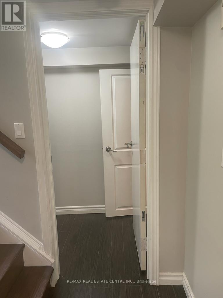 2349 Whaley Dr Drive, Mississauga, Ontario  L5B 2B3 - Photo 9 - W12972910