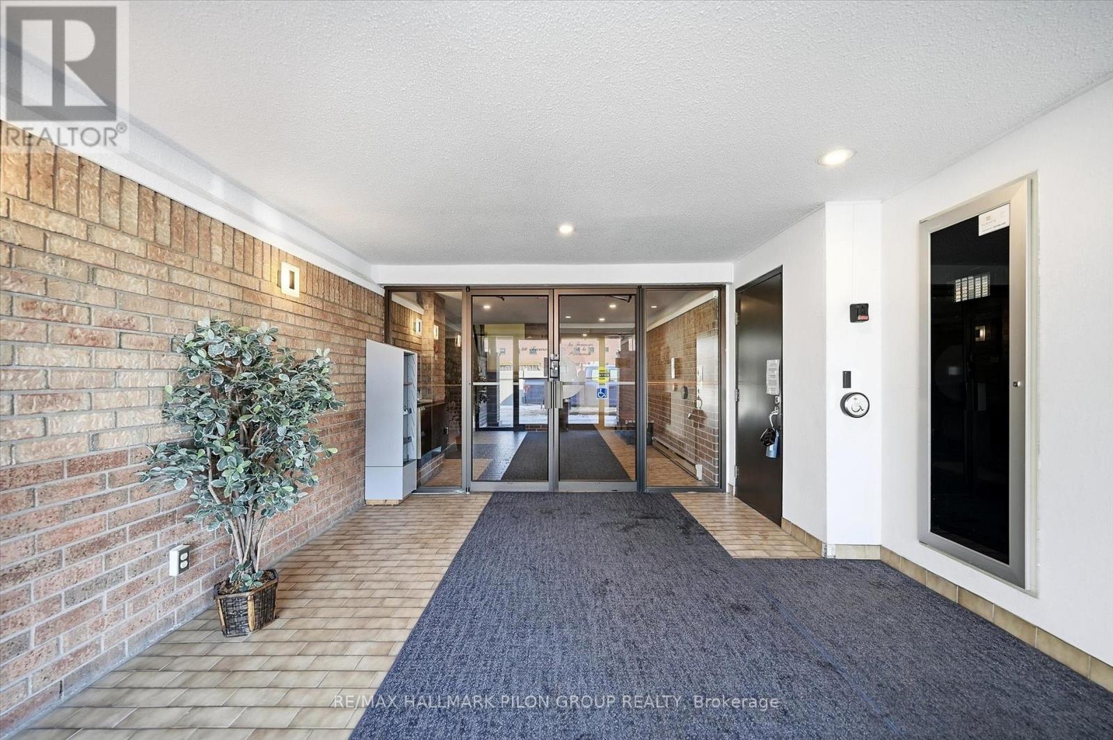 206 - 316 Savard Avenue, Ottawa, Ontario  K1L 7S2 - Photo 3 - X12972962