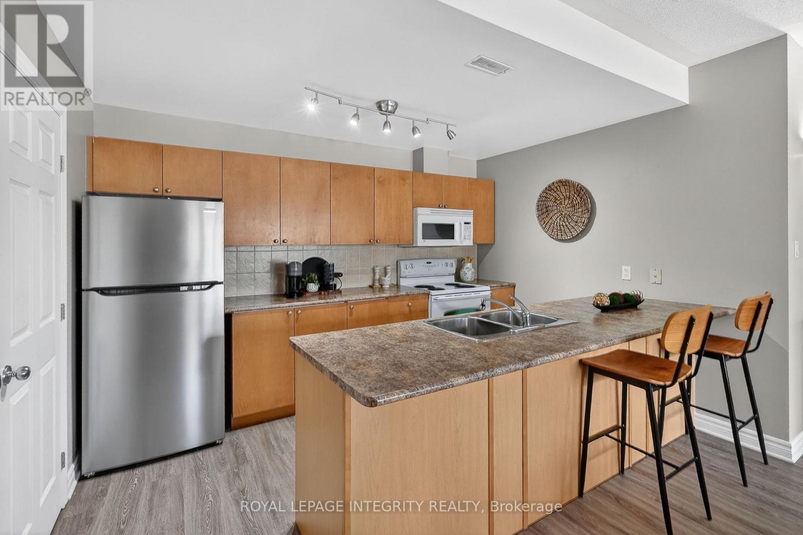 E - 156 Waterbridge Drive, Ottawa, Ontario  K2G 7C6 - Photo 10 - X12973136