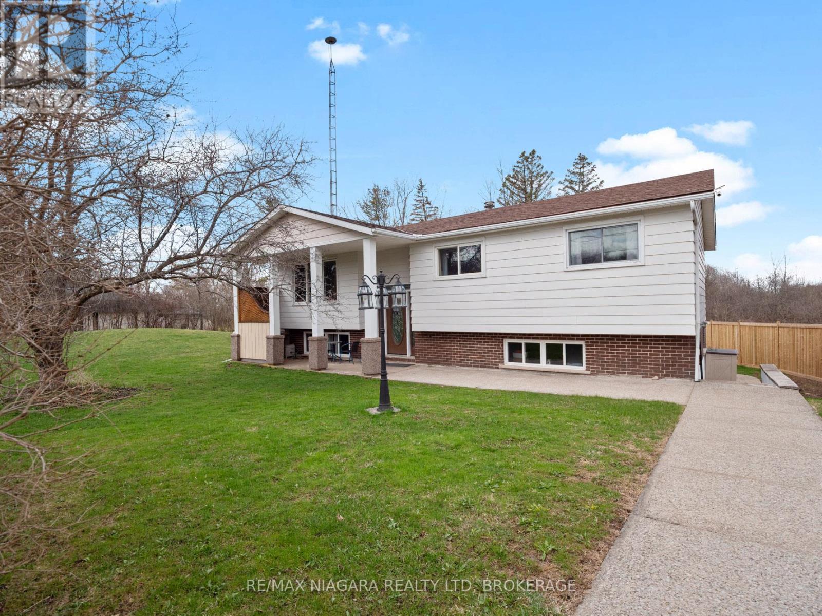 883 Ridge Road N, Fort Erie, Ontario  L0S 1N0 - Photo 2 - X12972946