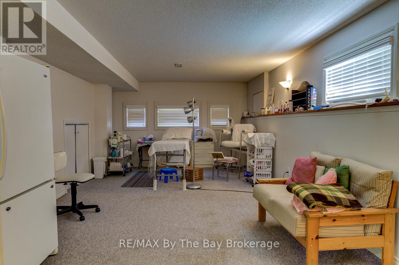 26 Timberland Crescent, Wasaga Beach, Ontario L9Z 1G7 - Photo 18 - S12973102