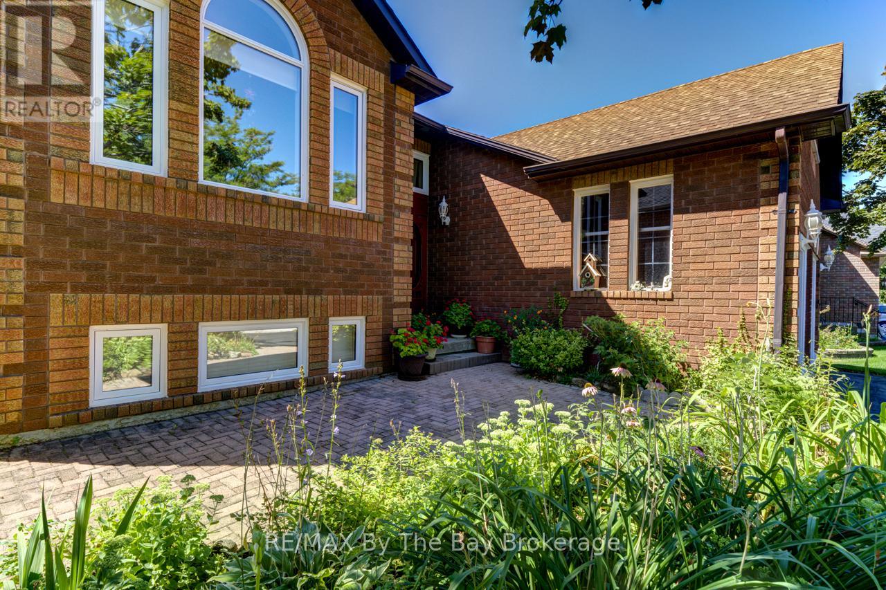 26 Timberland Crescent, Wasaga Beach, Ontario L9Z 1G7 - Photo 3 - S12973102