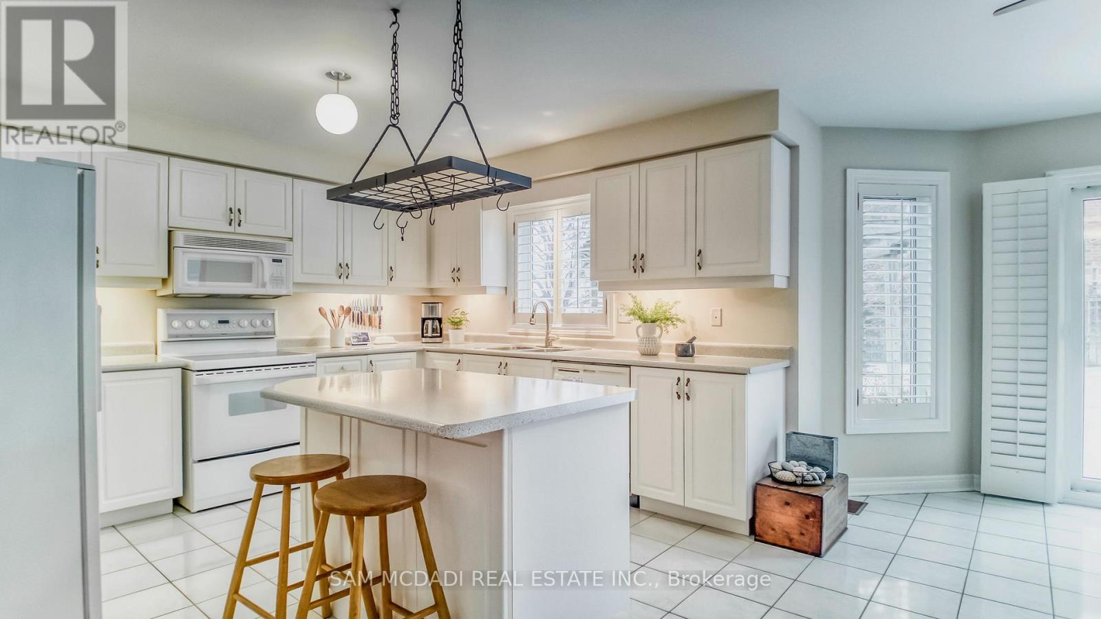 5396 Planter's Wd Court, Mississauga, Ontario  L5M 5V2 - Photo 6 - W12872914