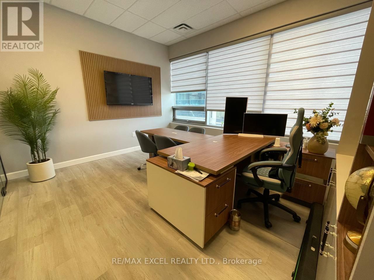 202 - 7163 Yonge Street, Markham, Ontario  L3T 0C6 - Photo 2 - N12972994