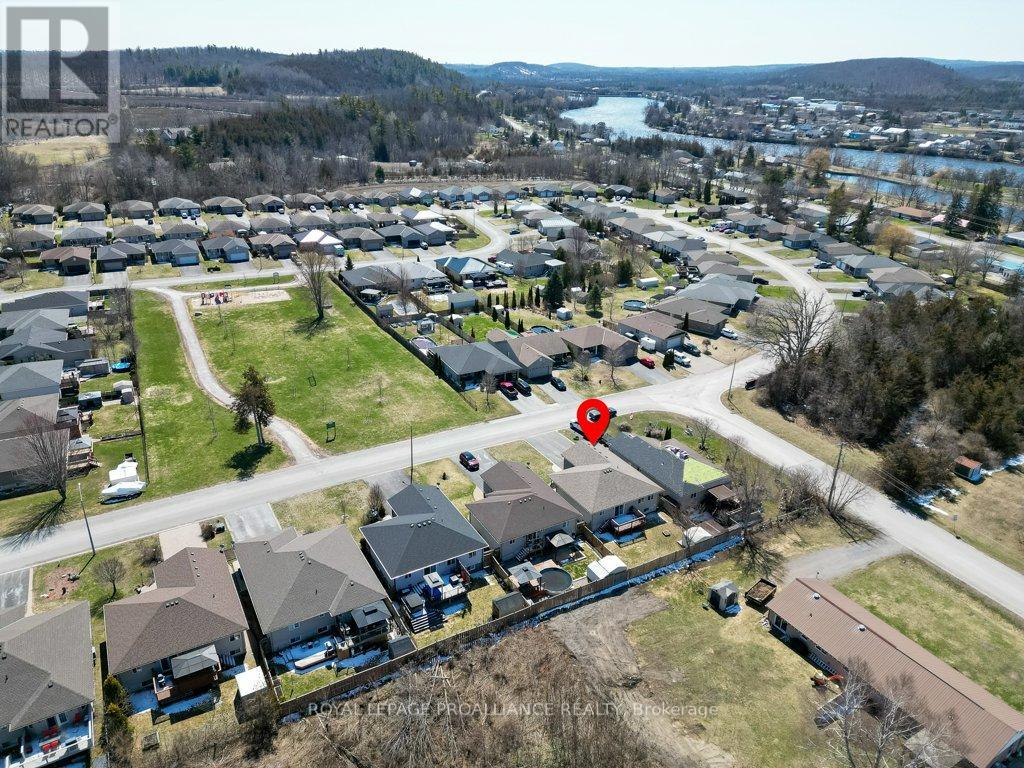 24 Stonegate Crescent, Quinte West, Ontario  K0K 2C0 - Photo 2 - X12970294