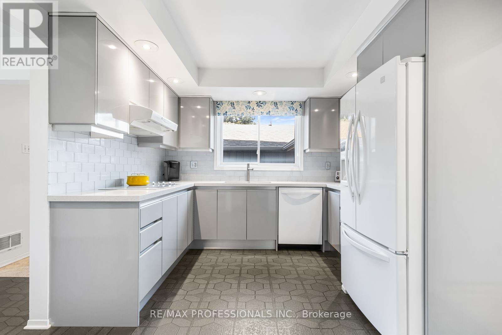 1893 Stonepath Crescent, Mississauga, Ontario  L4X 1Y1 - Photo 16 - W12972938