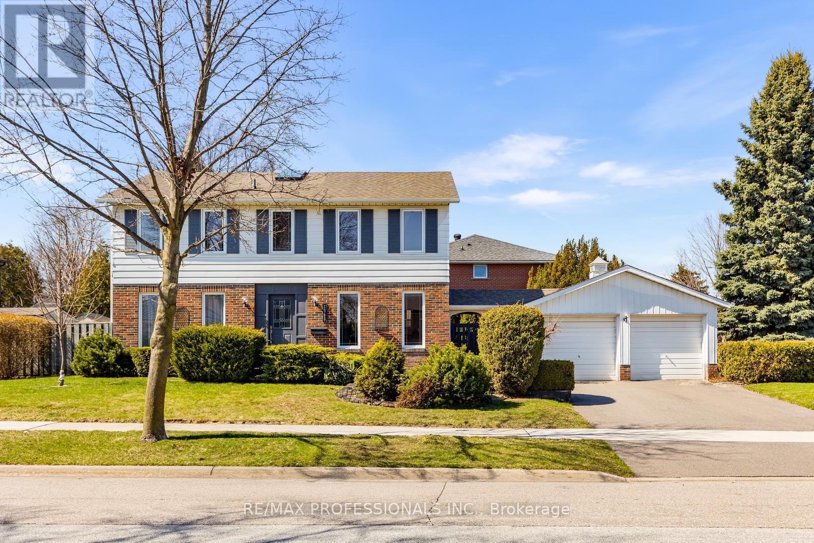 1893 Stonepath Crescent, Mississauga, Ontario  L4X 1Y1 - Photo 2 - W12972938