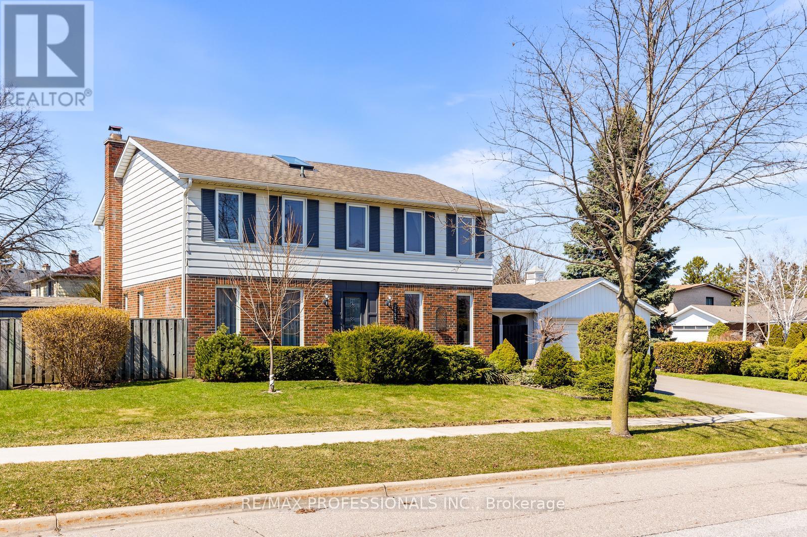 1893 Stonepath Crescent, Mississauga, Ontario  L4X 1Y1 - Photo 3 - W12972938