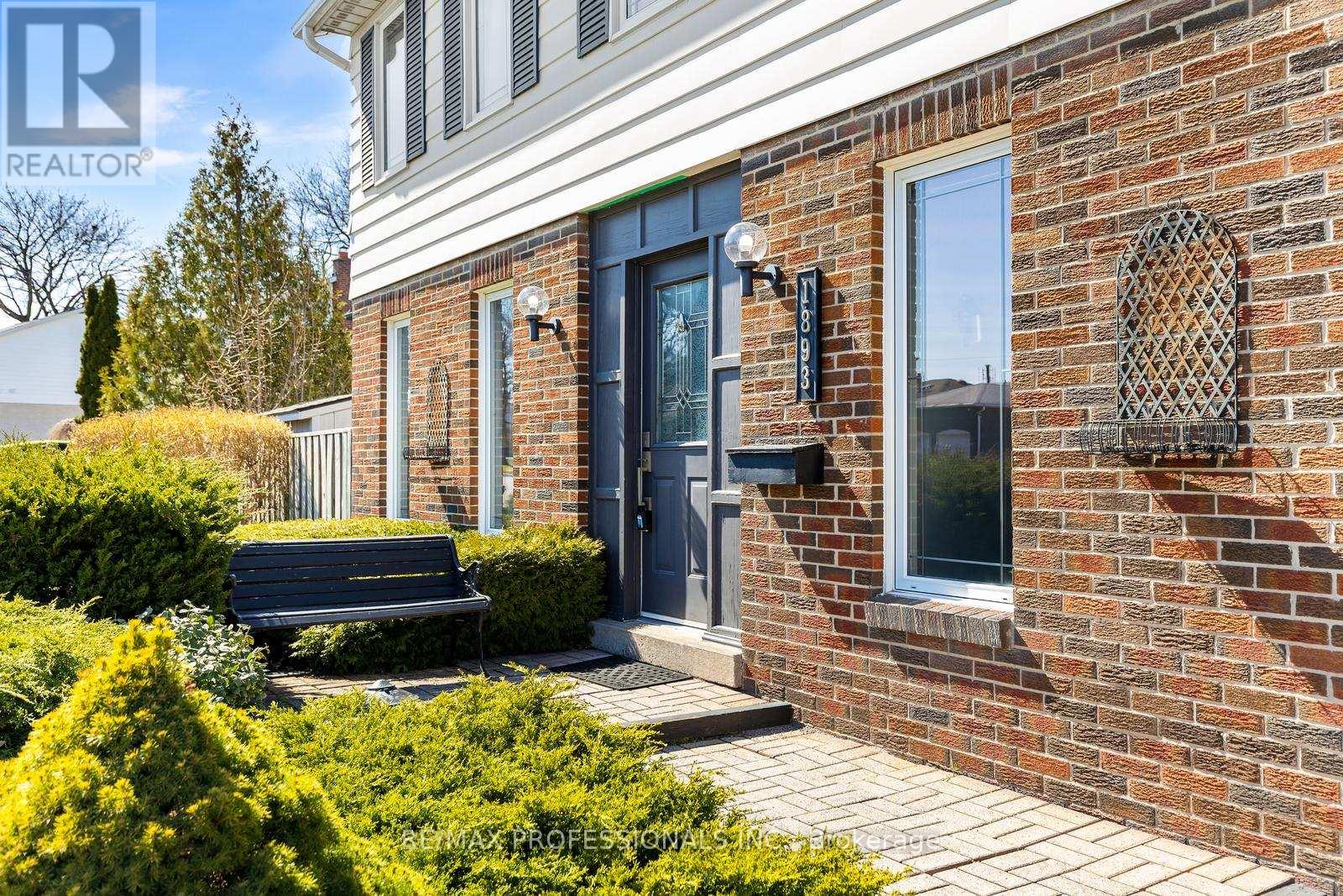 1893 Stonepath Crescent, Mississauga, Ontario  L4X 1Y1 - Photo 4 - W12972938