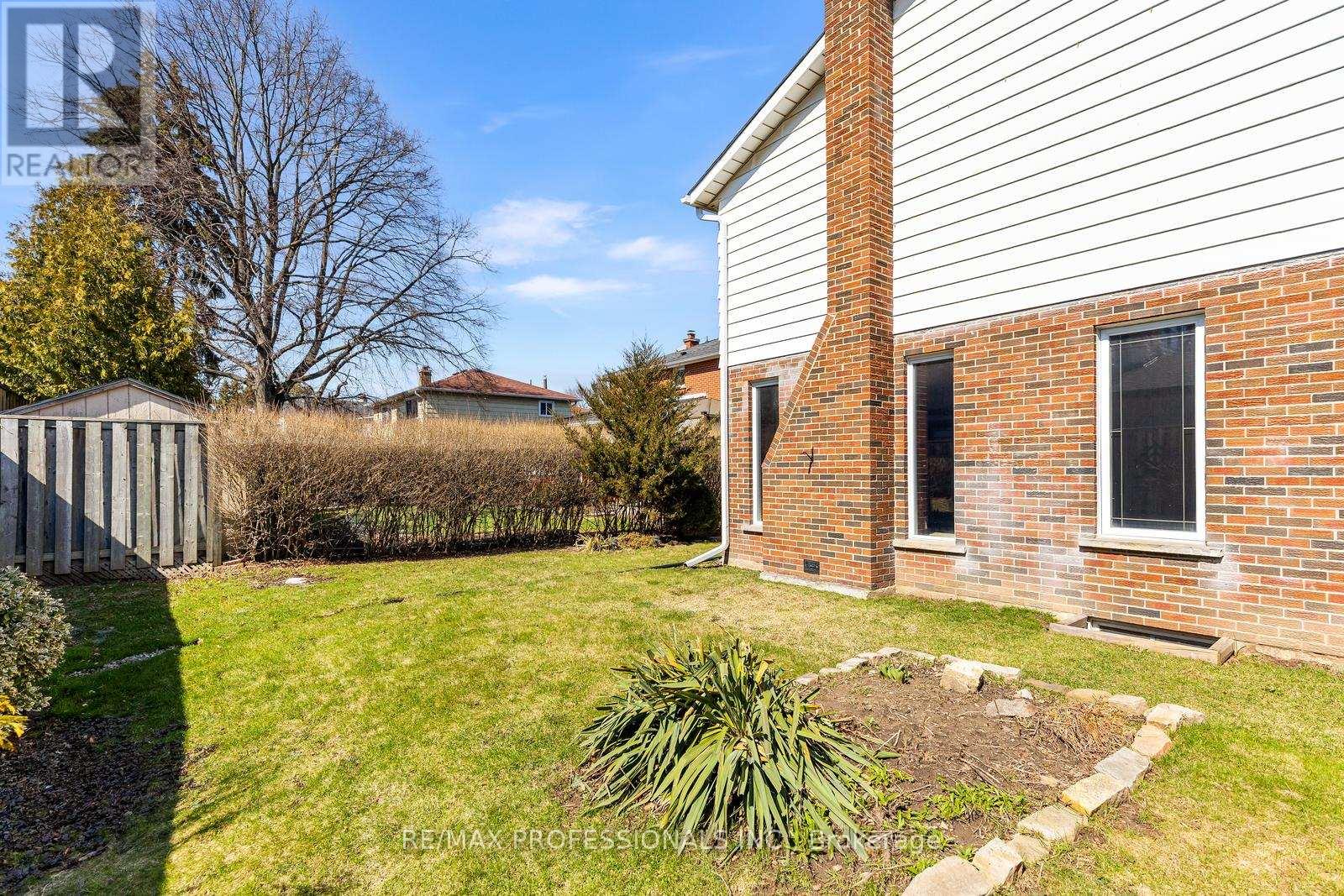 1893 Stonepath Crescent, Mississauga, Ontario  L4X 1Y1 - Photo 46 - W12972938