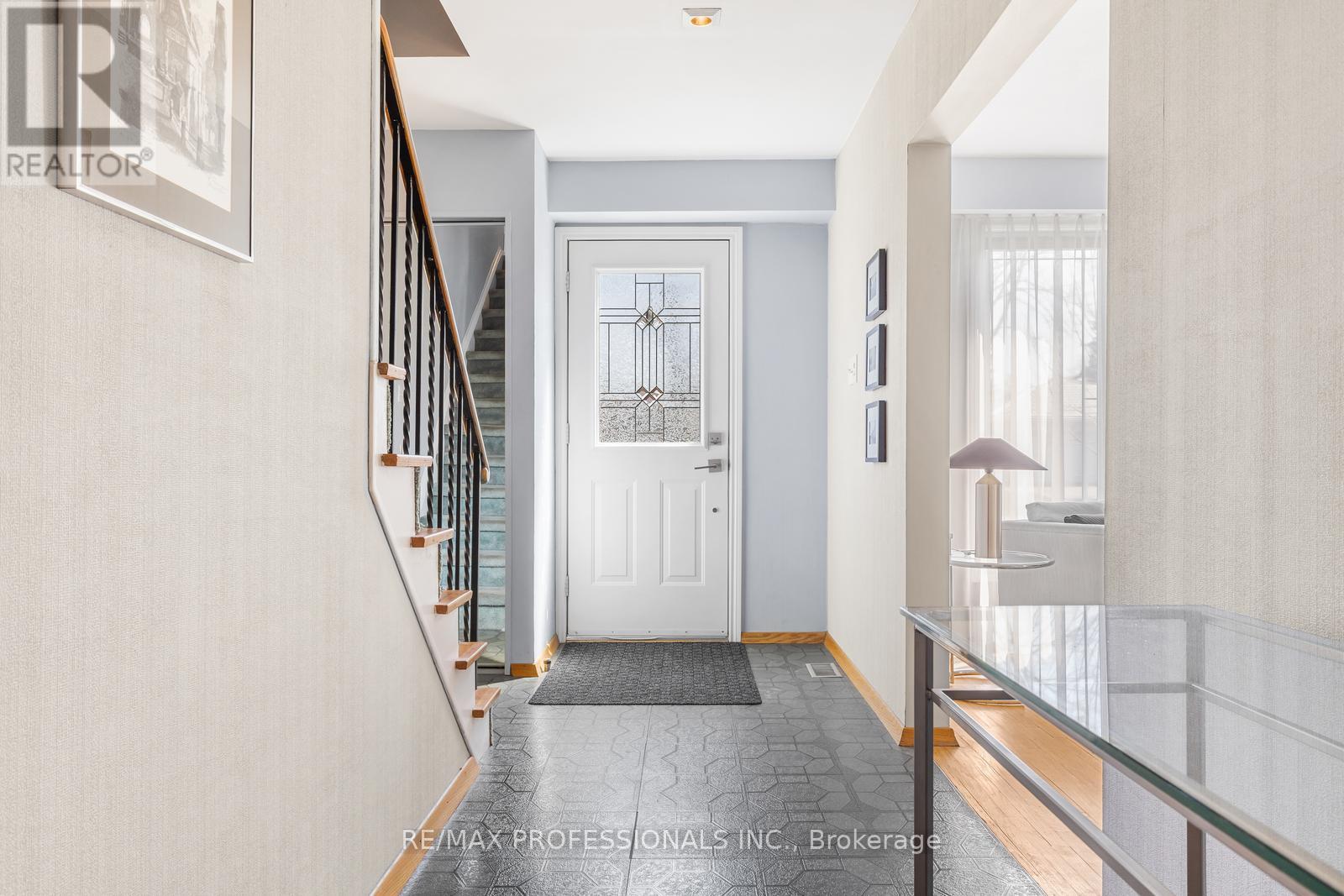 1893 Stonepath Crescent, Mississauga, Ontario  L4X 1Y1 - Photo 5 - W12972938