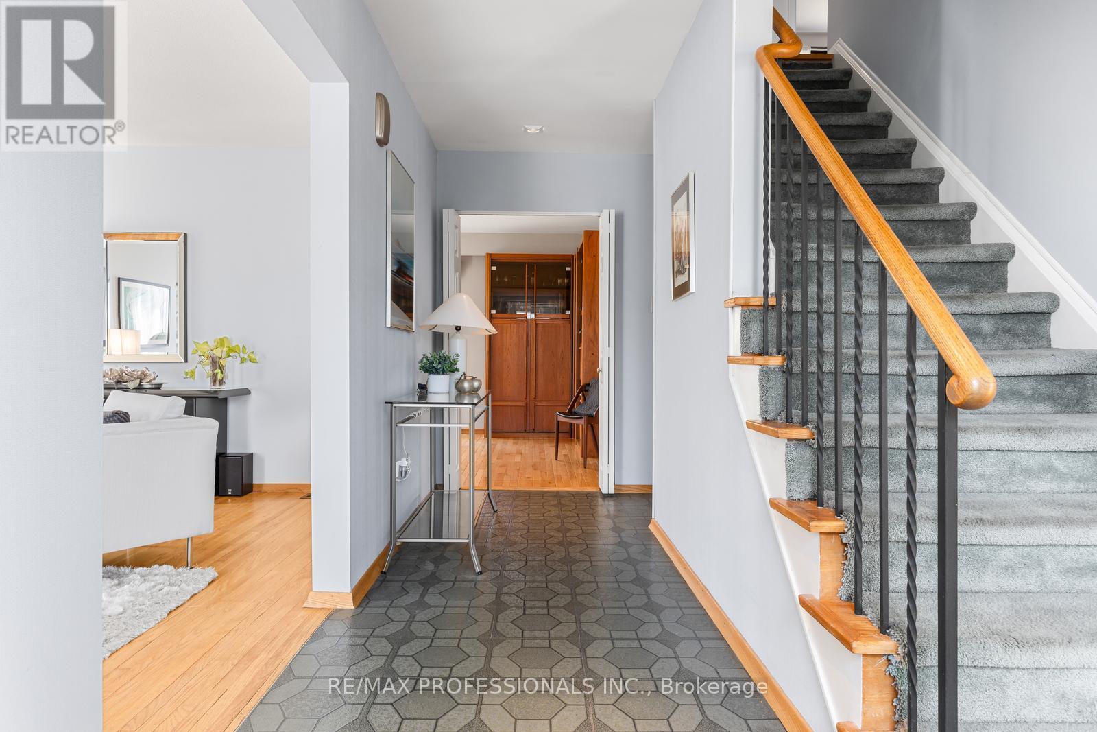 1893 Stonepath Crescent, Mississauga, Ontario  L4X 1Y1 - Photo 6 - W12972938