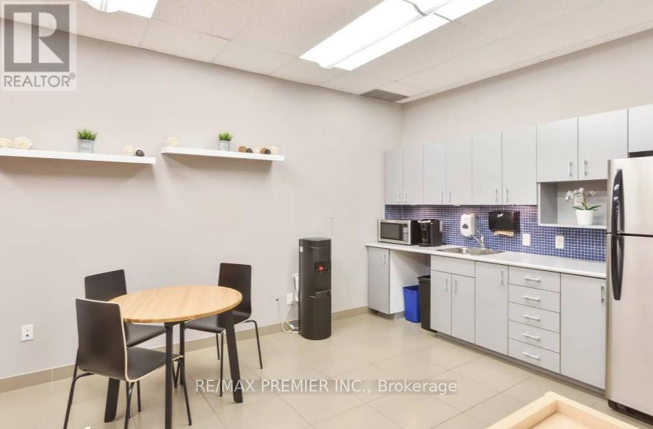 301-X - 231 Oak Park Boulevard, Oakville, Ontario  L6H 6M4 - Photo 7 - W12973058