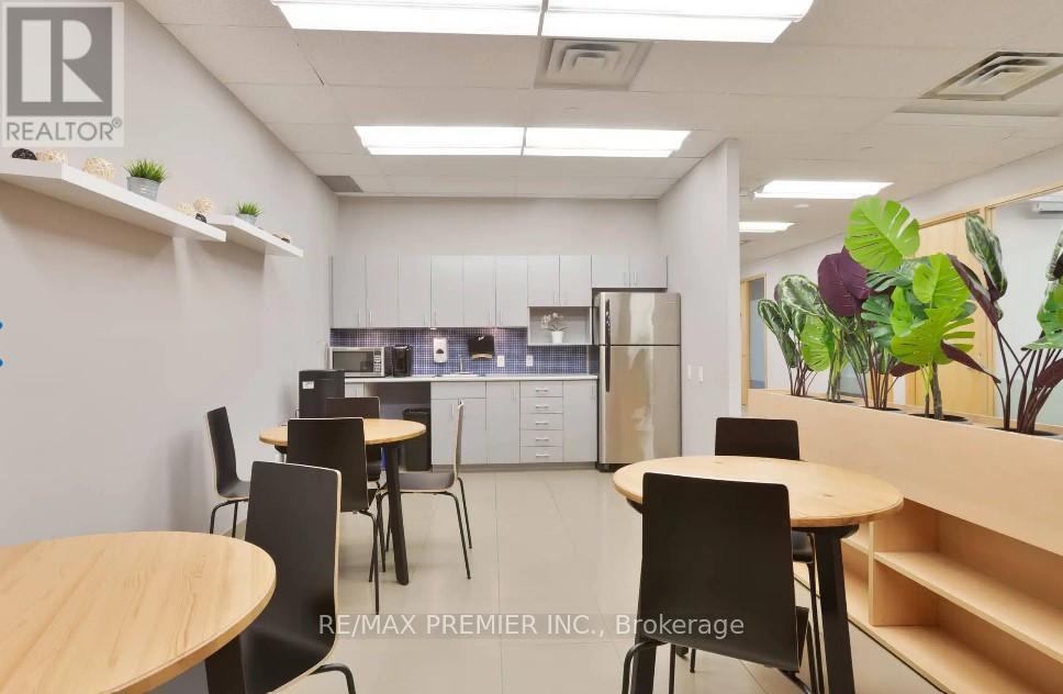 301-X - 231 Oak Park Boulevard, Oakville, Ontario  L6H 6M4 - Photo 8 - W12973058