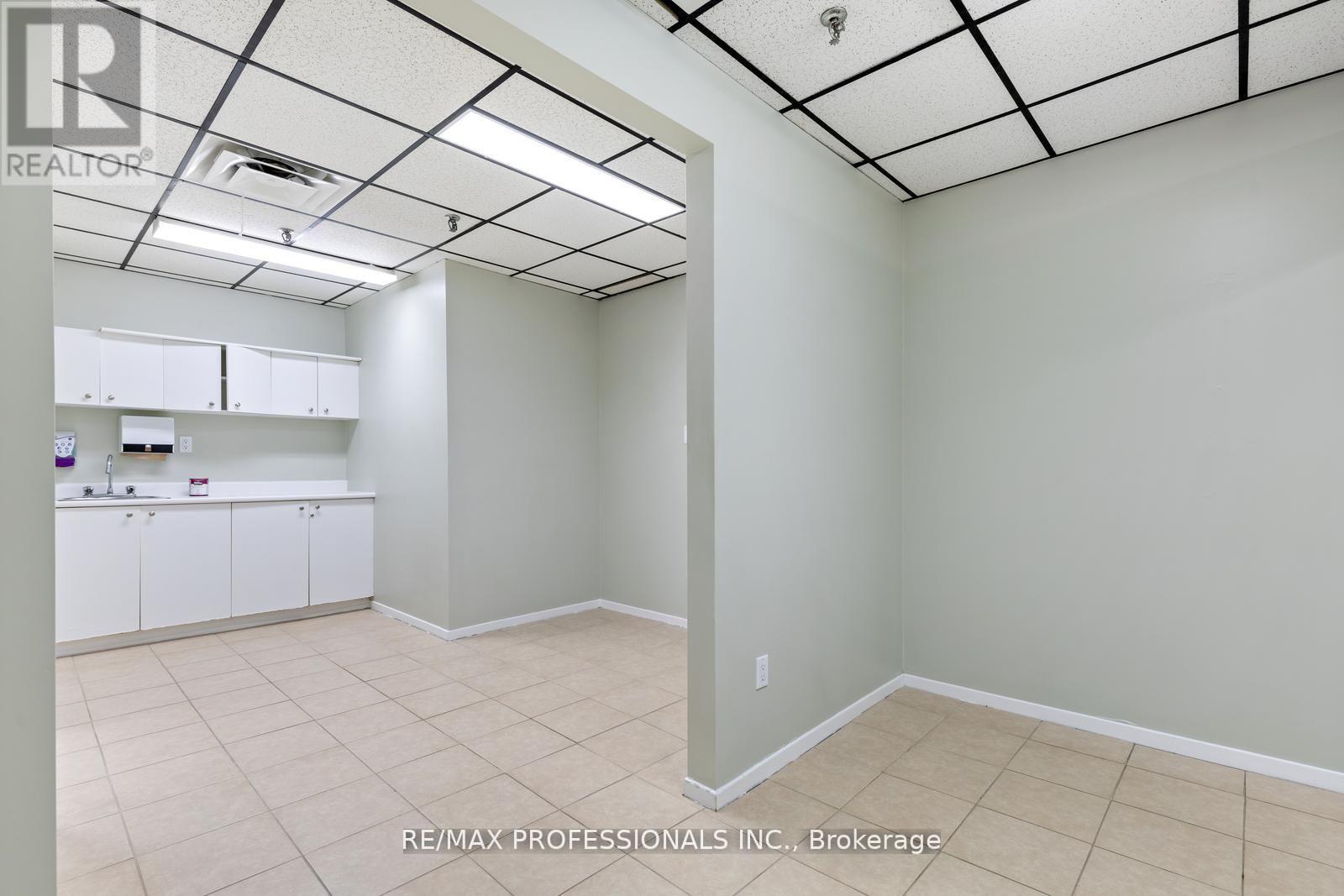 B3 - 4640 Jane Street, Toronto, Ontario  M3N 2K5 - Photo 7 - W12973062