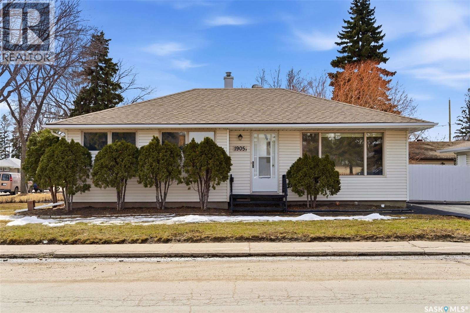 1905 7th Avenue N, Regina, Saskatchewan  S4R 0J4 - Photo 2 - SK032310