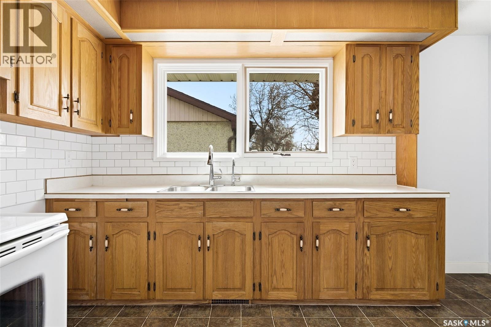 1905 7th Avenue N, Regina, Saskatchewan  S4R 0J4 - Photo 9 - SK032310