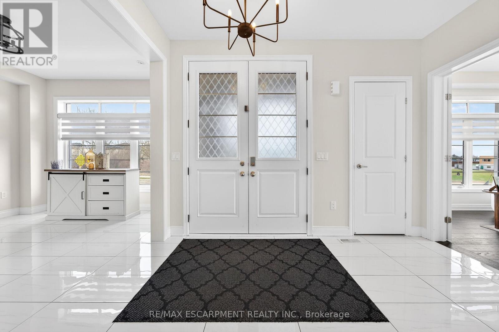 140 Robertson Road, Hamilton, Ontario  L9K 0J7 - Photo 3 - X12973044