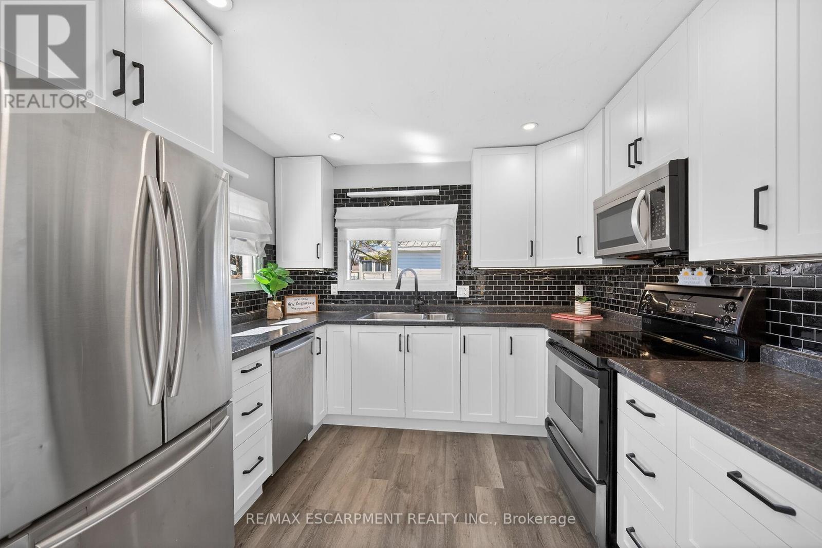 16 Swallow Lane, Haldimand, Ontario  N0A 1P0 - Photo 14 - X12933256