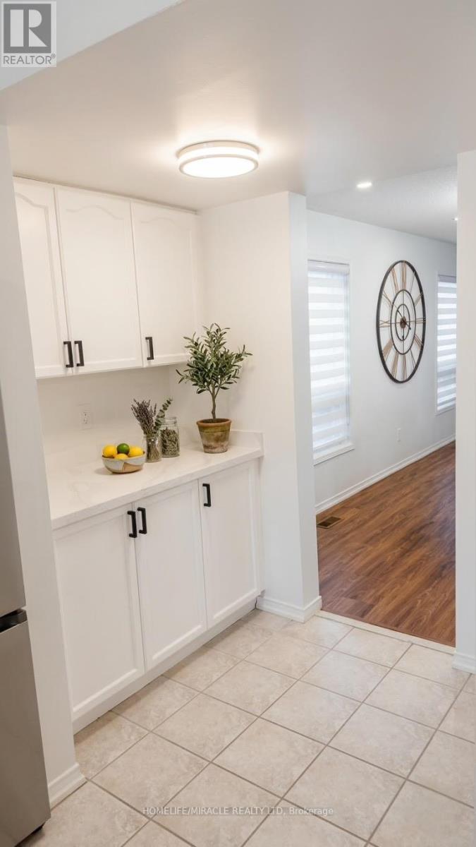 65 Fairhill Avenue, Brampton, Ontario  L7A 2E8 - Photo 5 - W12968006