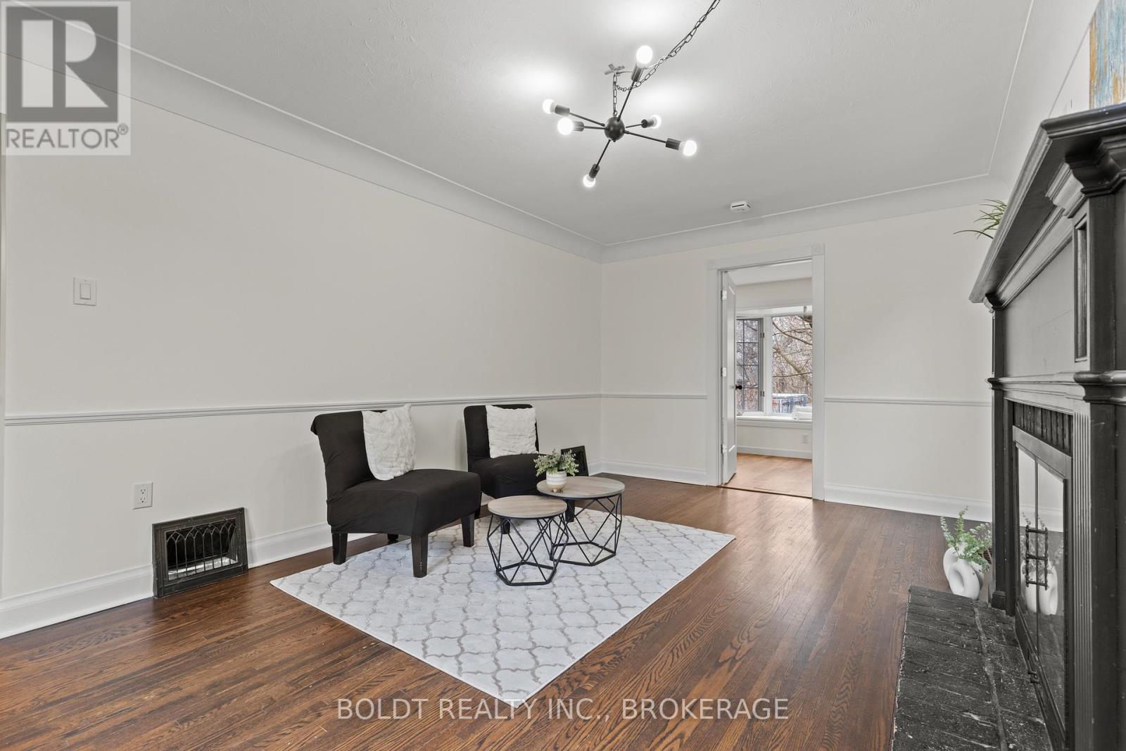 322 Queenston Street, St. Catharines, Ontario  L2P 2X7 - Photo 6 - X12973244