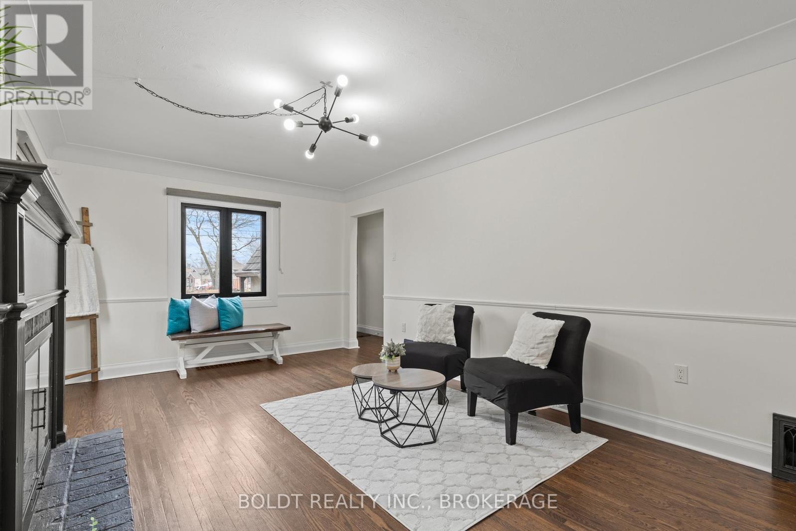 322 Queenston Street, St. Catharines, Ontario  L2P 2X7 - Photo 7 - X12973244