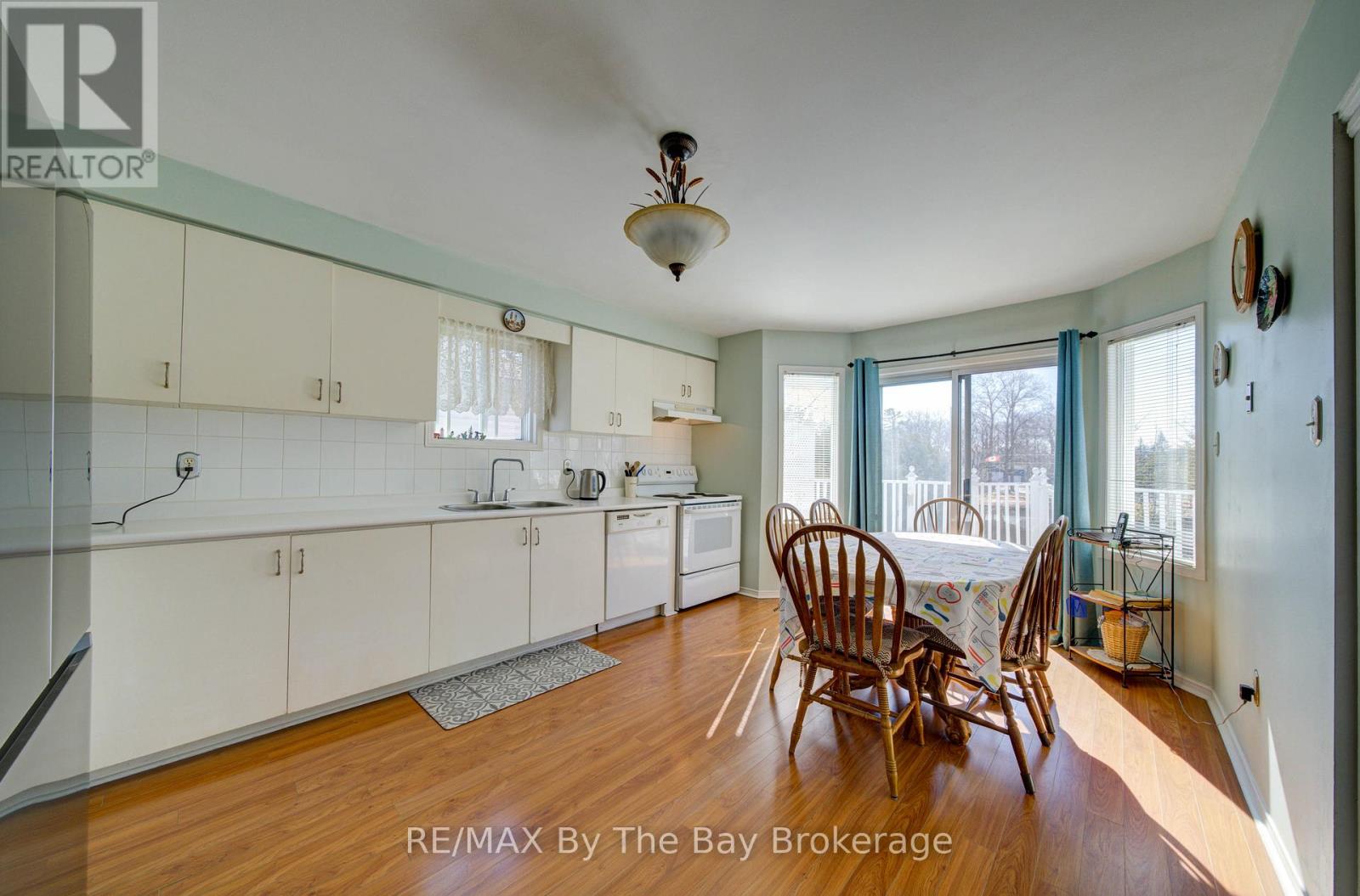 16 Glen Eton Road, Wasaga Beach, Ontario  L9Z 1E6 - Photo 10 - S12973296