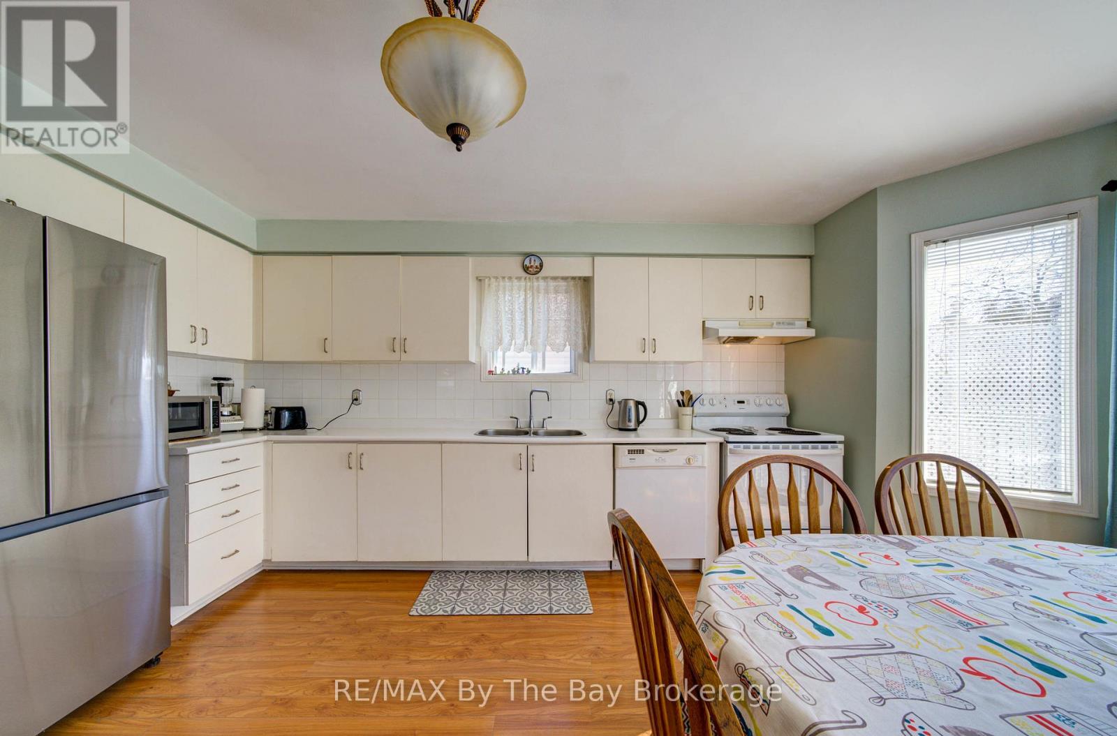 16 Glen Eton Road, Wasaga Beach, Ontario  L9Z 1E6 - Photo 11 - S12973296