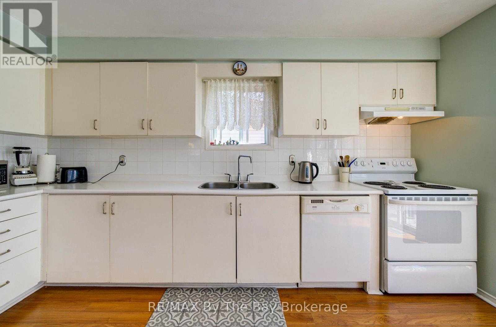 16 Glen Eton Road, Wasaga Beach, Ontario  L9Z 1E6 - Photo 12 - S12973296