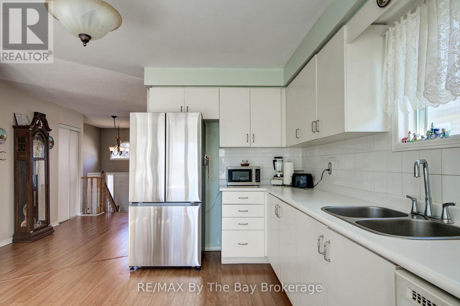 16 Glen Eton Road, Wasaga Beach, Ontario  L9Z 1E6 - Photo 13 - S12973296