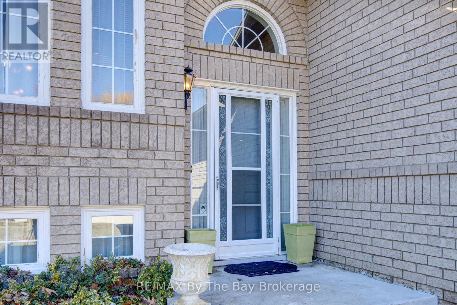 16 Glen Eton Road, Wasaga Beach, Ontario  L9Z 1E6 - Photo 3 - S12973296