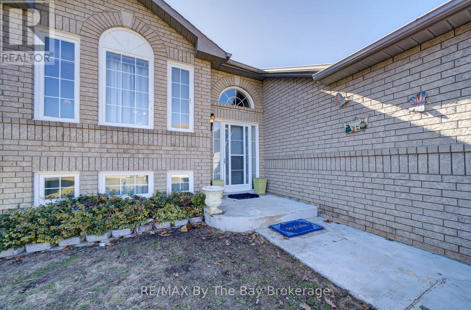 16 Glen Eton Road, Wasaga Beach, Ontario  L9Z 1E6 - Photo 4 - S12973296