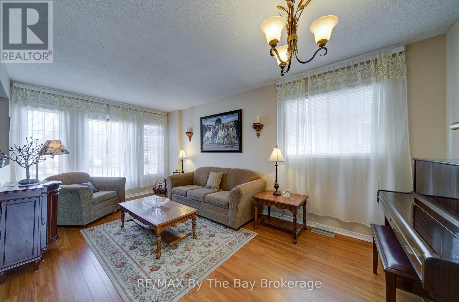 16 Glen Eton Road, Wasaga Beach, Ontario  L9Z 1E6 - Photo 7 - S12973296