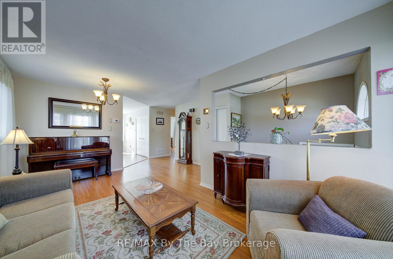 16 Glen Eton Road, Wasaga Beach, Ontario  L9Z 1E6 - Photo 9 - S12973296