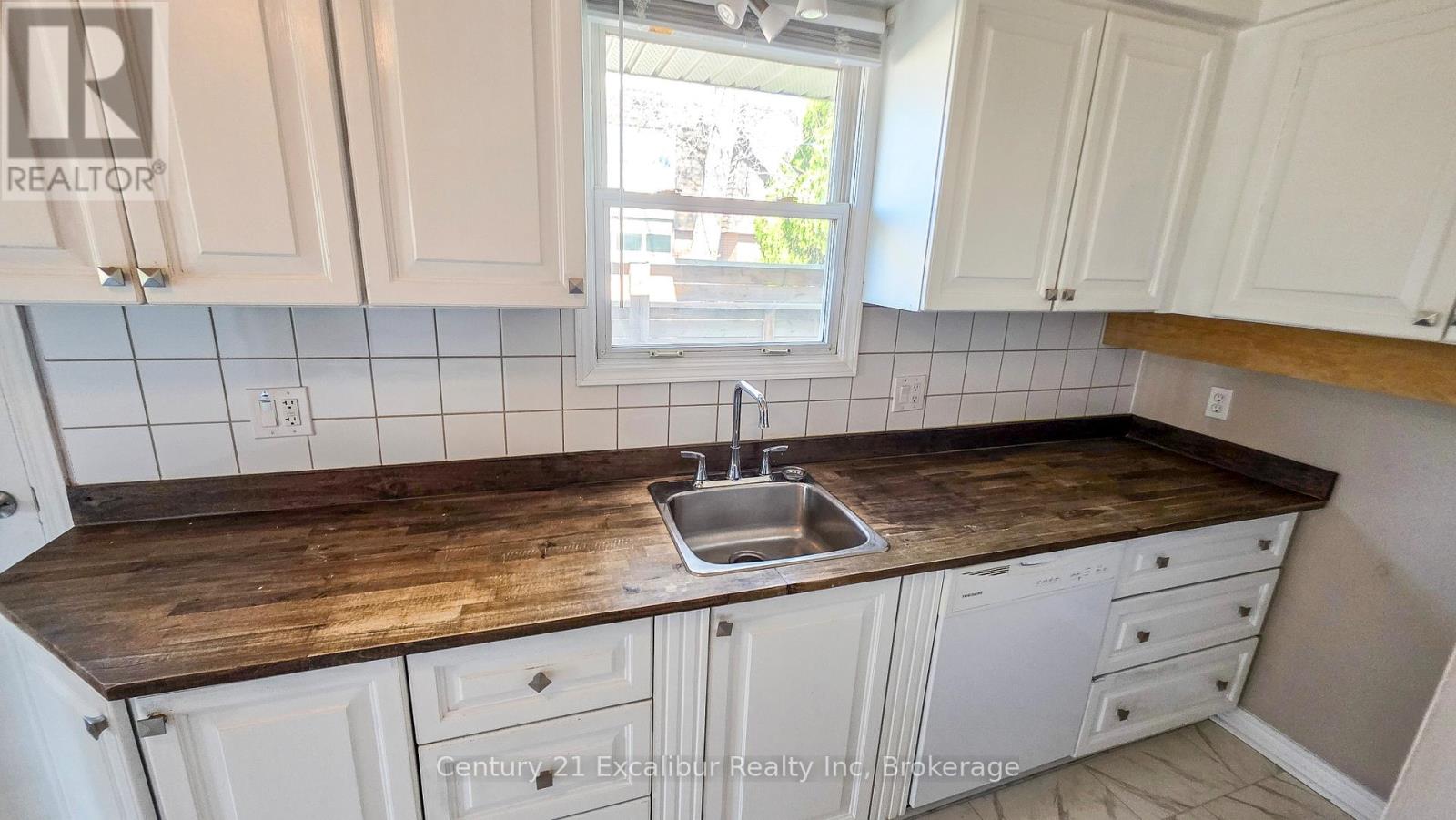 881 Lawrence Road, Hamilton (Glenview), Ontario  L8K 2A4 - Photo 5 - X12973214