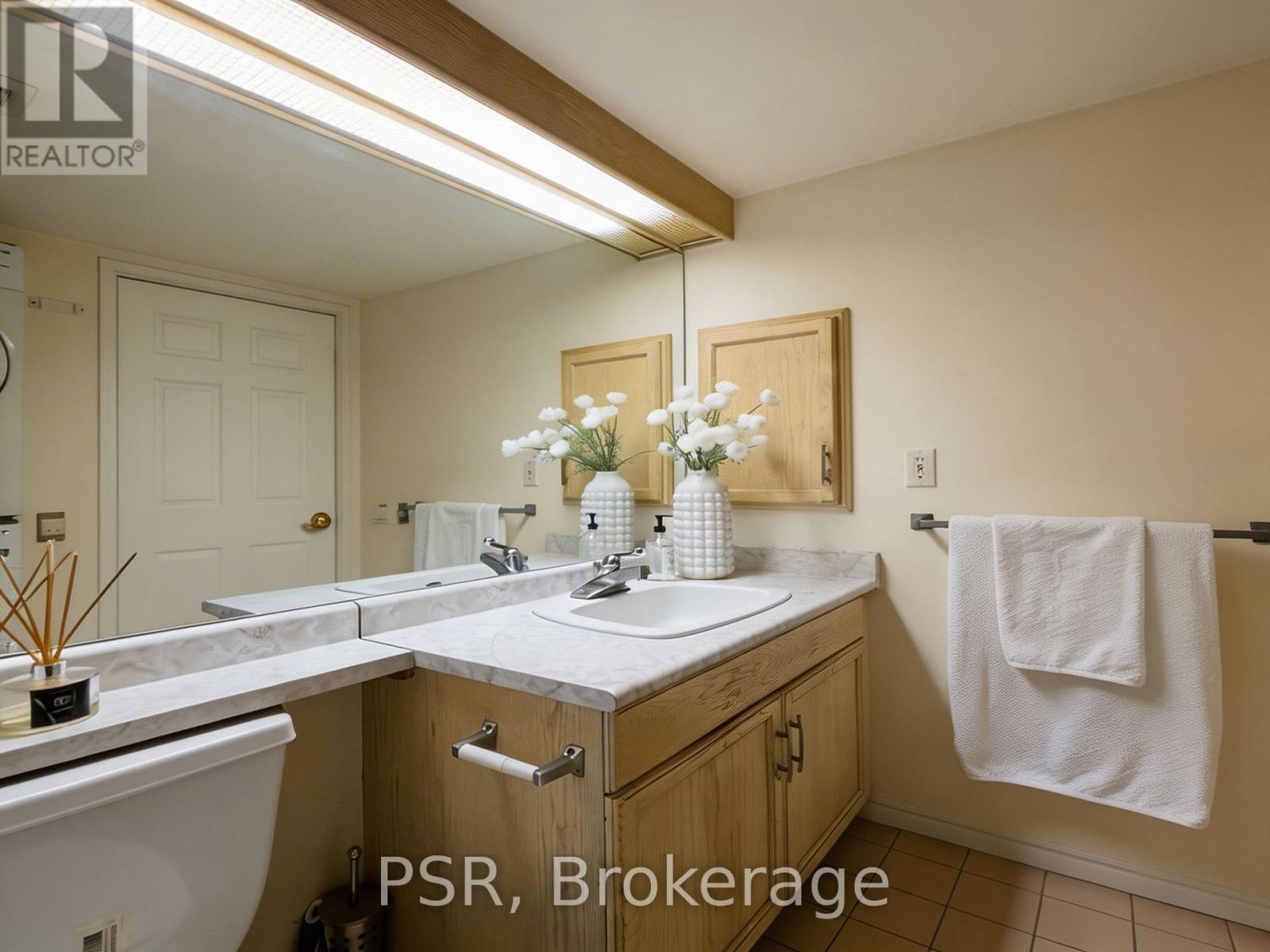 205 - 11 Thorncliffe Park Drive, Toronto, Ontario  M4H 1P3 - Photo 8 - C12973232