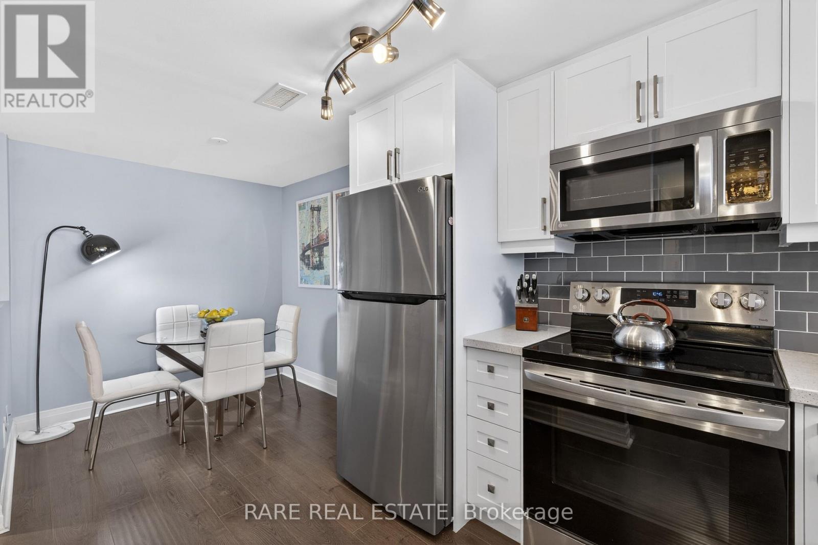 702 - 1801 Bayview Avenue, Toronto, Ontario  M4G 4K2 - Photo 5 - C12973268