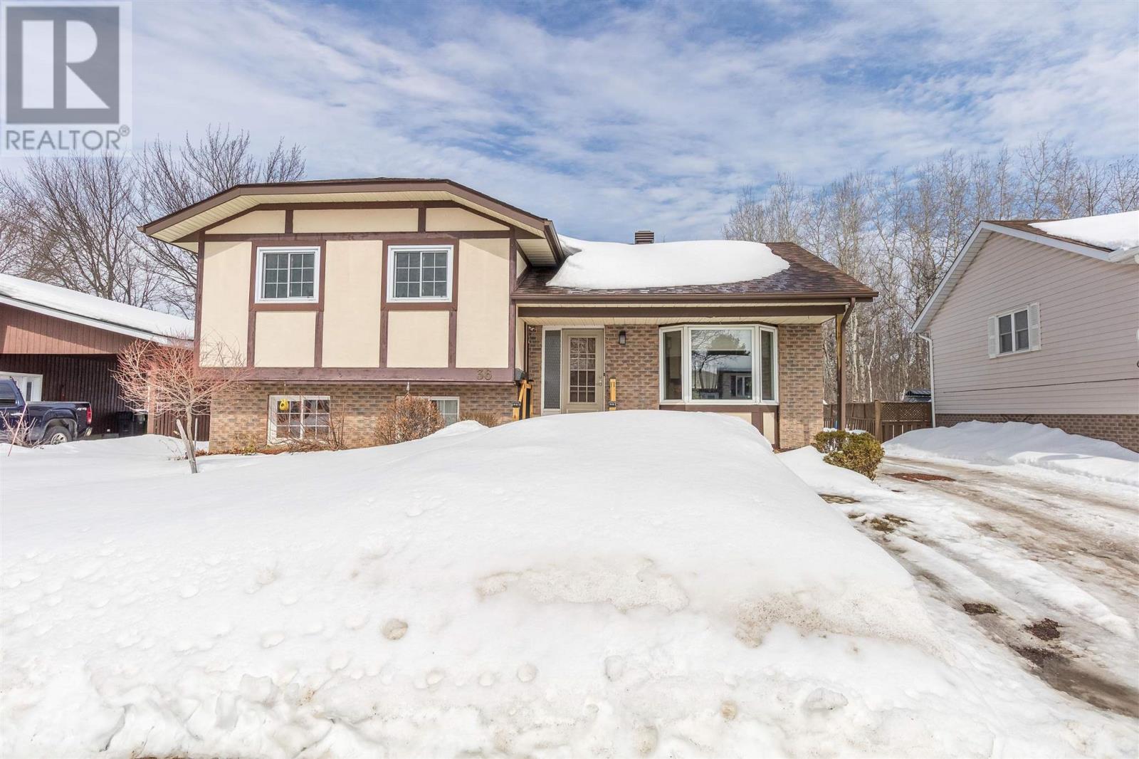 36 Amber St, Sault Ste. Marie, Ontario  P6A 5G1 - Photo 2 - SM260589