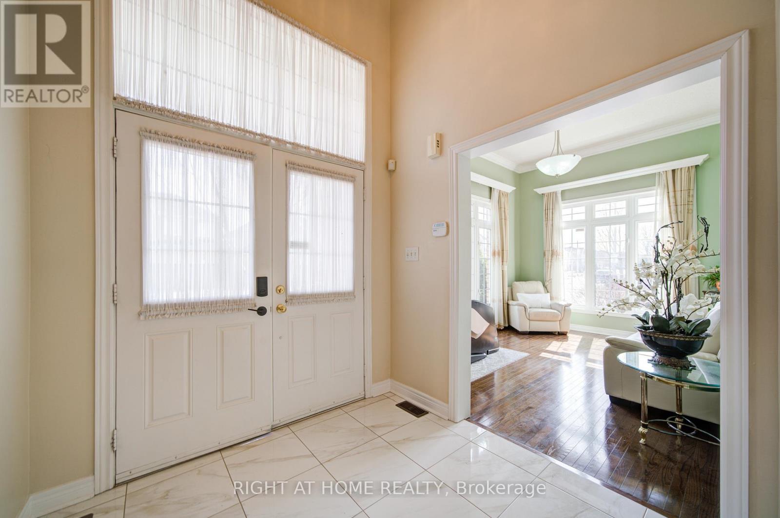 115 Westolivia Trail, Vaughan, Ontario  L4J 0C2 - Photo 4 - N12973202