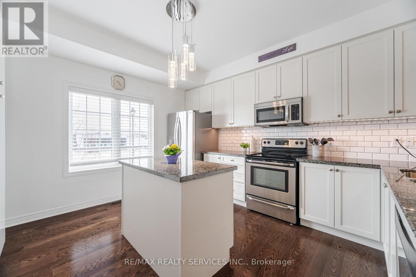 22 Mcdevitt Lane, Caledon, Ontario  L7C 3S2 - Photo 11 - W12461829