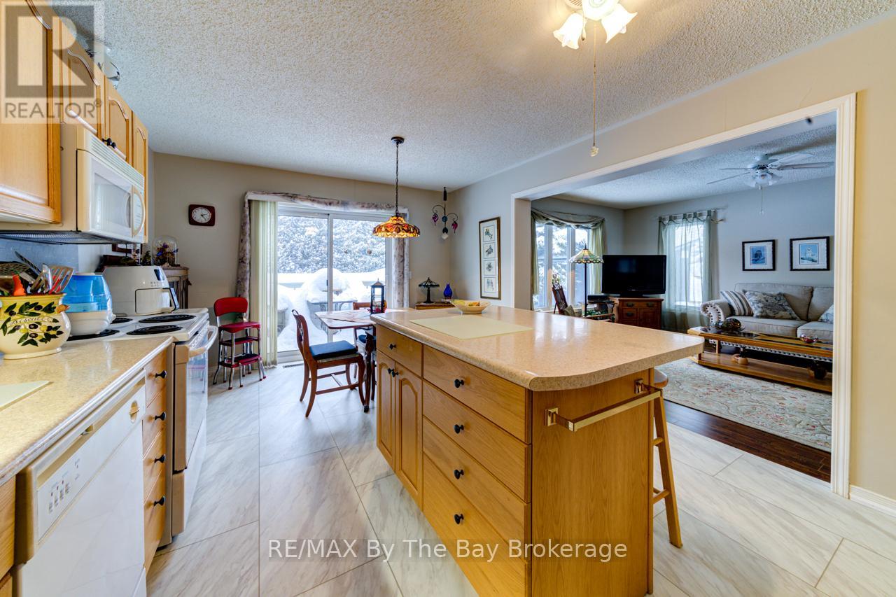 27 Pennsylvania Avenue E, Wasaga Beach, Ontario  L9Z 3A8 - Photo 11 - S12670458