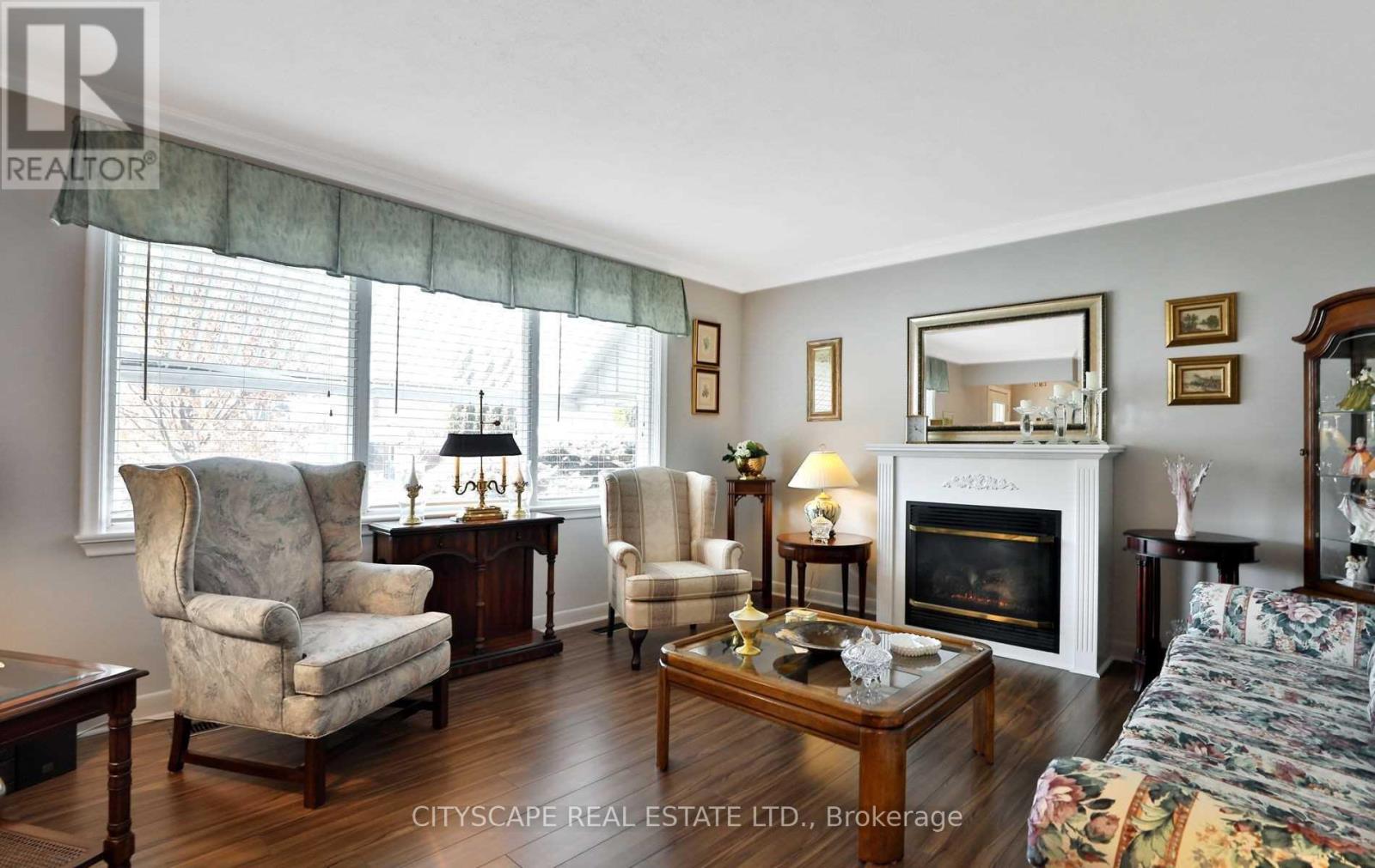 729 Parker Crescent, Burlington, Ontario  L7R 3A4 - Photo 2 - W12973250