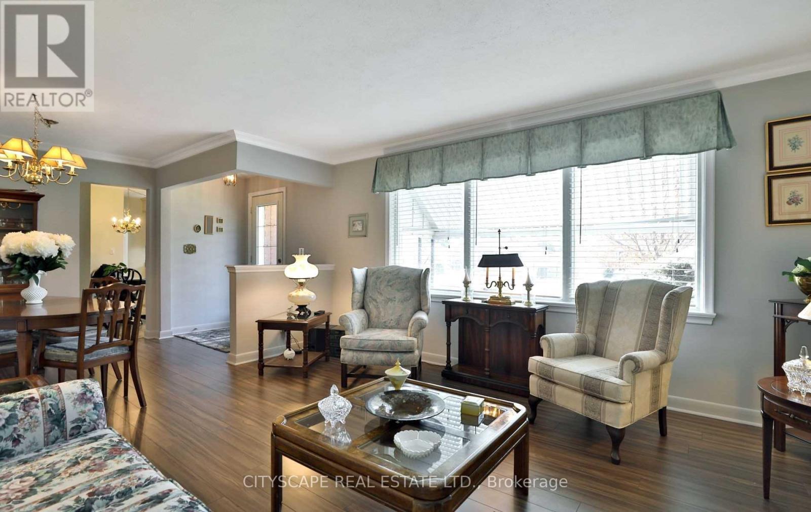 729 Parker Crescent, Burlington, Ontario  L7R 3A4 - Photo 3 - W12973250