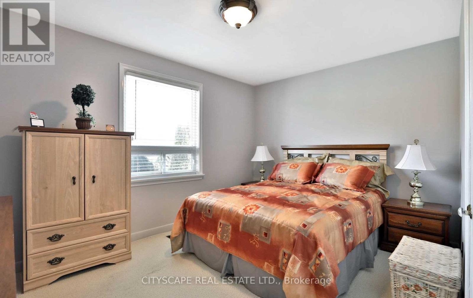 729 Parker Crescent, Burlington, Ontario  L7R 3A4 - Photo 4 - W12973250