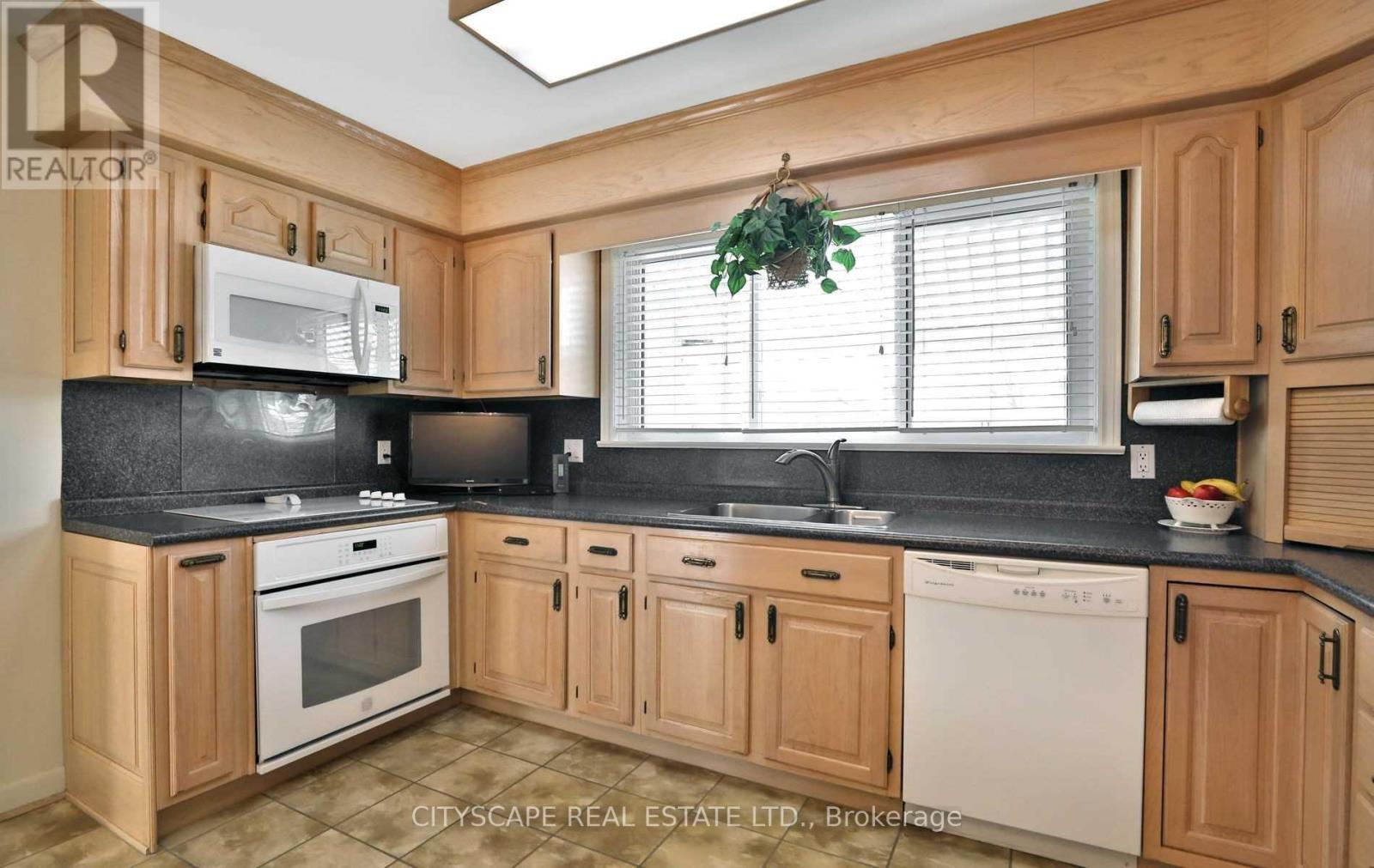 729 Parker Crescent, Burlington, Ontario  L7R 3A4 - Photo 6 - W12973250