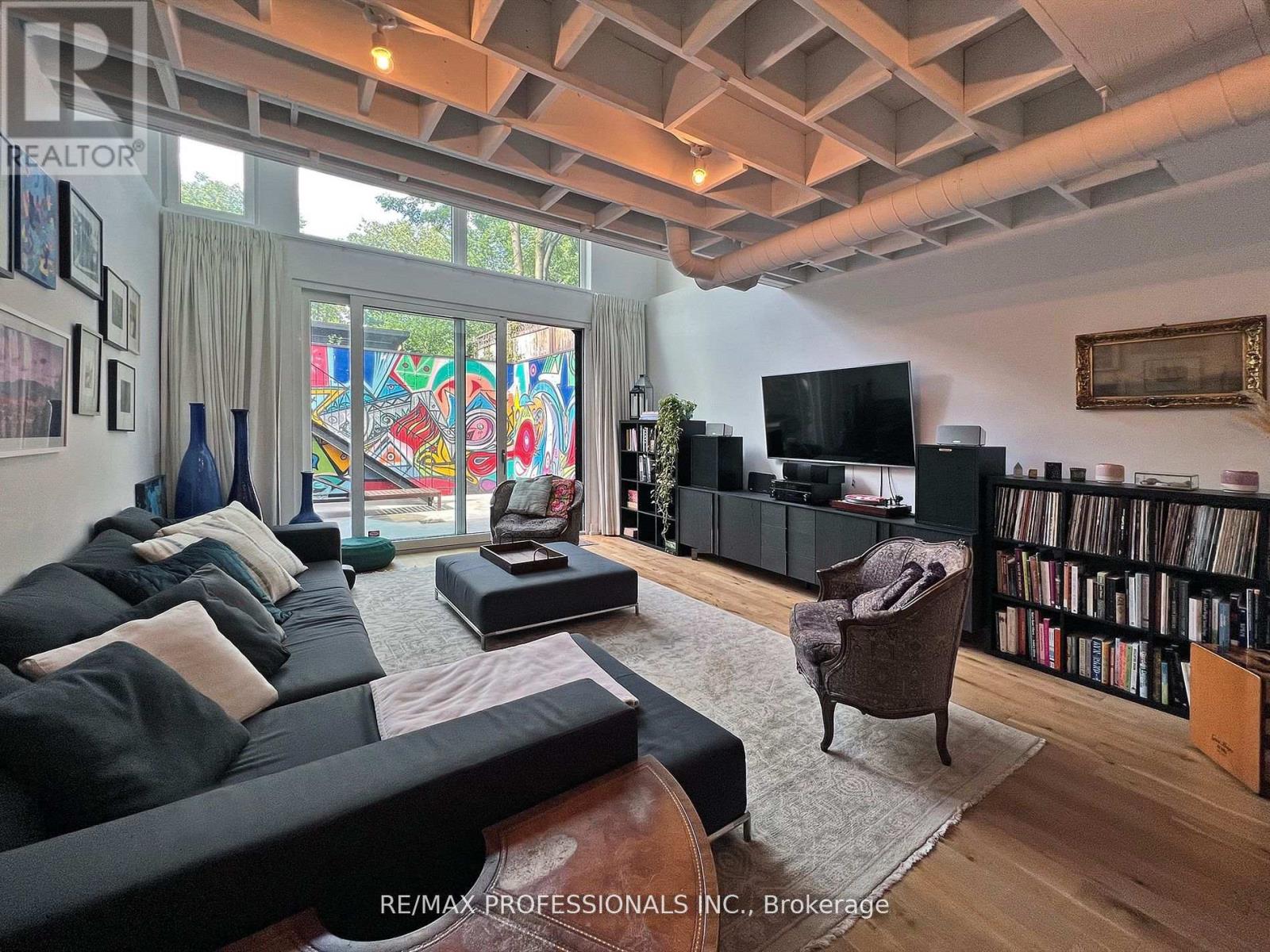 B - 60 Melbourne Avenue, Toronto, Ontario  M6K 1K7 - Photo 12 - W12973254