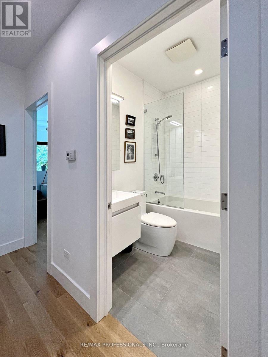 B - 60 Melbourne Avenue, Toronto, Ontario  M6K 1K7 - Photo 19 - W12973254