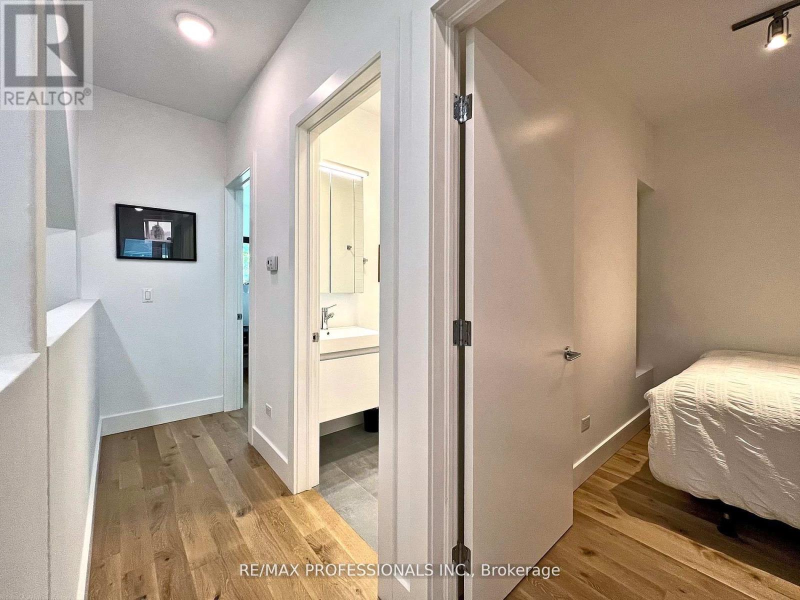 B - 60 Melbourne Avenue, Toronto, Ontario  M6K 1K7 - Photo 21 - W12973254